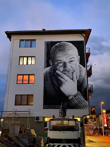 OMAŽ VELIKOM GLUMCU Na zgradi u Sokocu oslikan mural sa likom Nebojše Glogovca (FOTO)