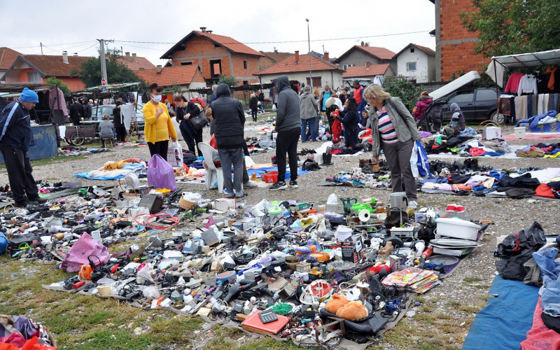 Na buvljoj pijaci u Bijeljini od igle do lokomotive: Alat marku, odjeća dvije