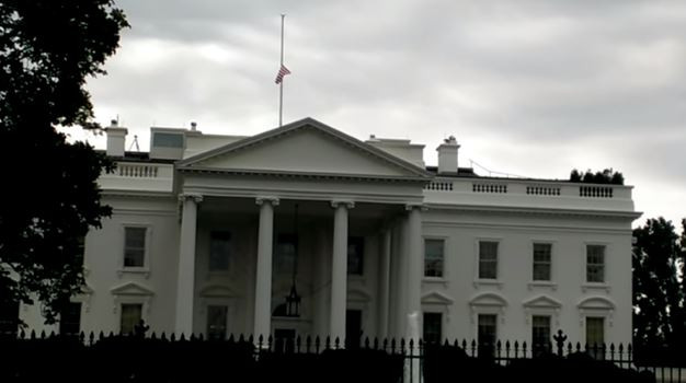 PANIKA U BIJELOJ KUĆI