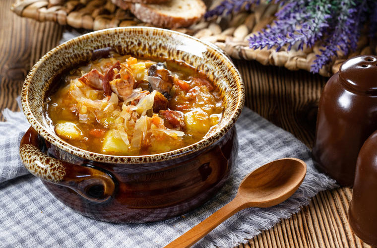 Tradicionalni recept za kiseli kupus sa kolenicom u zemljanom loncu – jelo koje govori 100 jezika!