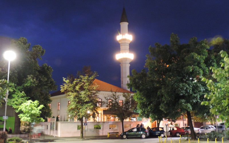 Razbijena stakla na džamiji u Bijeljini, Mićić moli sugrađane: Suzdržite se od provokacija