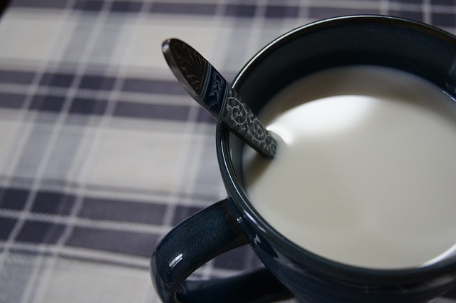 Evo zašto bi trebalo da popijete čašu mlijeka pred spavanje