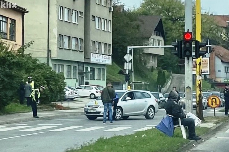 U sat vremena dva udesa u Tuzli, policajka povrijeđena na uviđaju