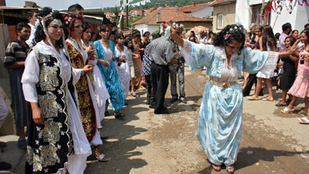Sklapanja ugovorenog braka kod Roma sve češće dovodi do ozbiljnih problema: Život između tradicije i zakona