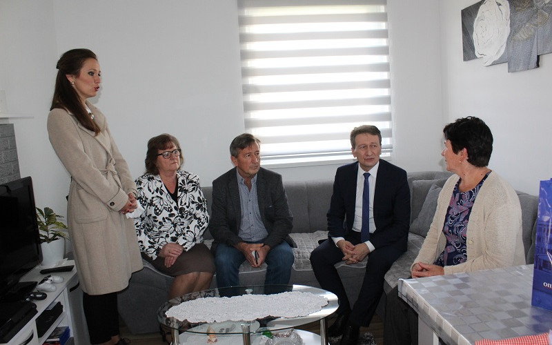 Perić posjetio porodice kojima su izgrađene kuće uz pomoć opštine