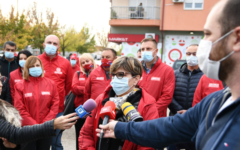 Kandidati SNSD razgovarali sa građanima MZ „Veljko Lukić“