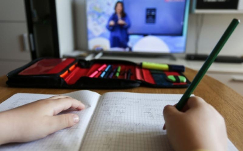 ĐACI OD DANAS NE IDU U ŠKOLU Ovako će izgledati NASTAVA NA DALJINU u Srpskoj