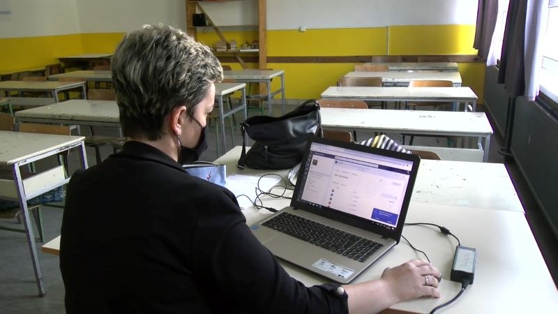 Prosvjetni radnici prvog dana online nastave uspostavljali kontakt s đacima