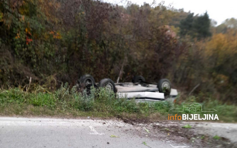 Udes u Ravnom Polju, automobil završio na krovu (FOTO)