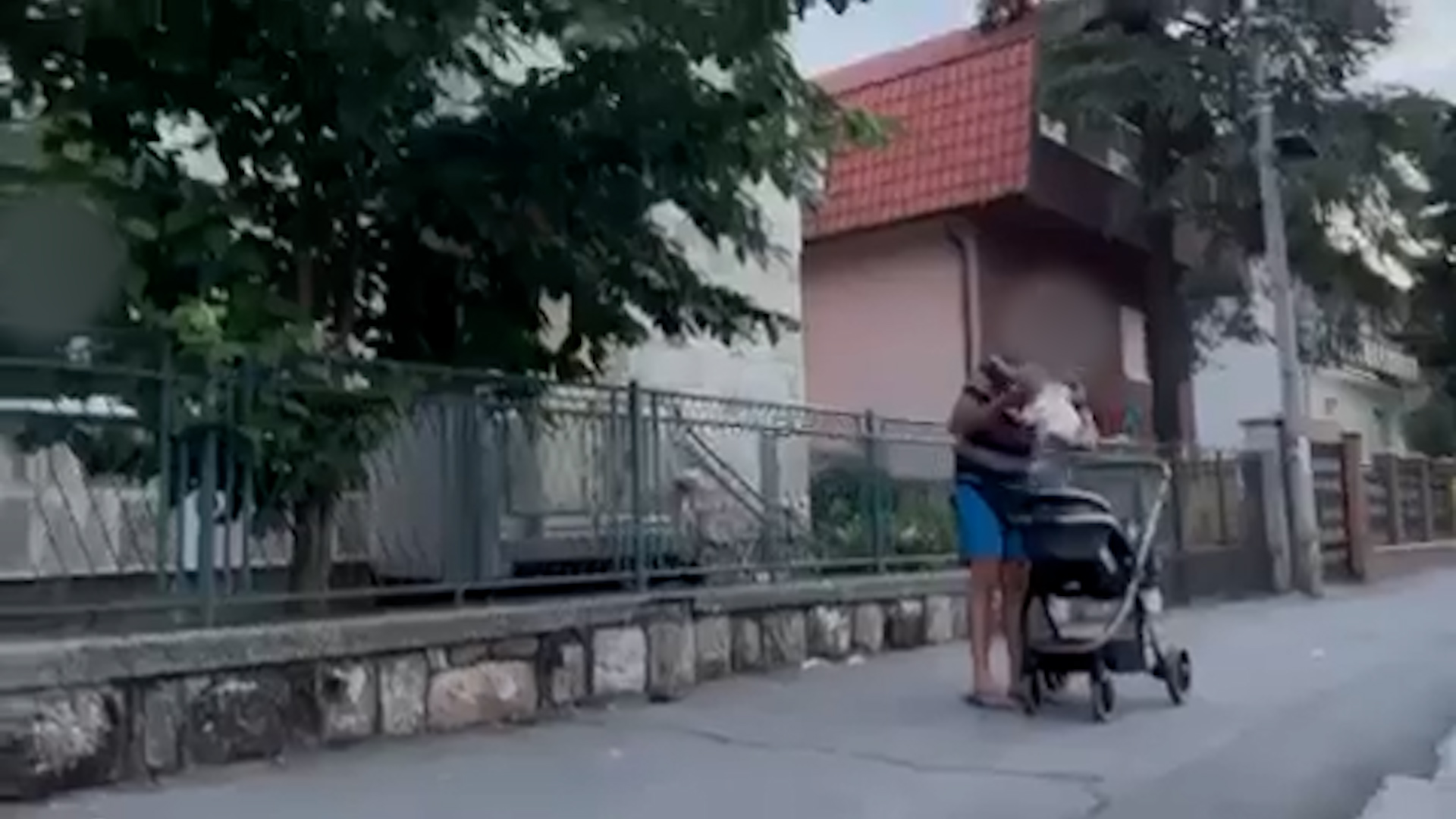 Muškarac viče na bebu u kolicima 