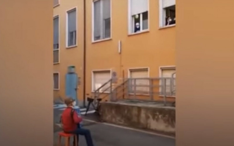 IZMAMIO SUZE I OSMIJEHE Deka sjeo ispred bolnice, pa zasvirao na harmonici svojoj dragoj (VIDEO)