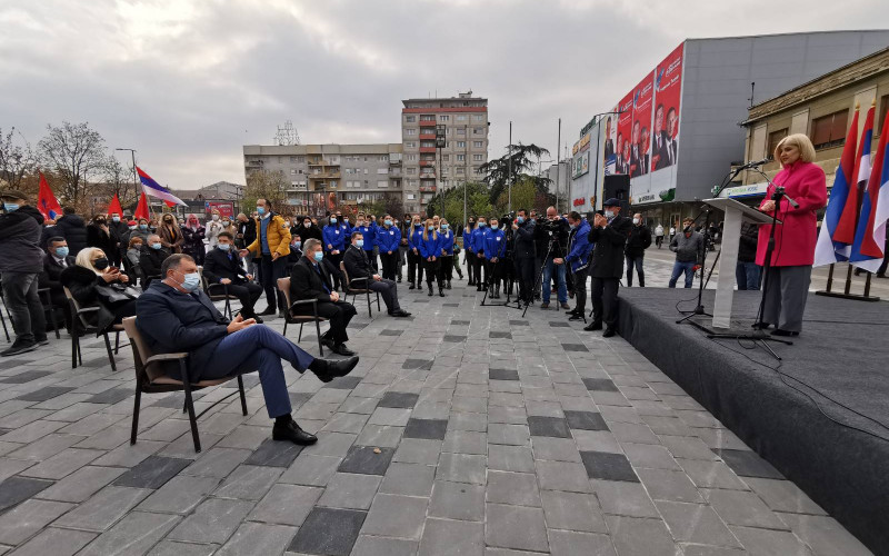 Predat na upotrebu rekonstruisani gradski trg FOTO