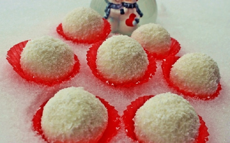 BEZ ŠEĆERA I KUVANJA Sirove rafaelo kuglice idealne za one koji paze na broj kalorija