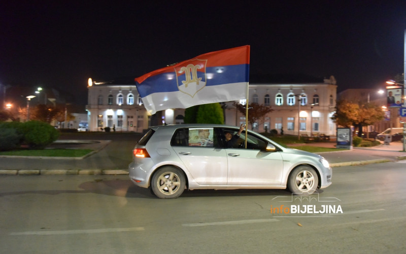 SLAVLJE U BIJELJINI Kolone automobila okićene zastavama SDS