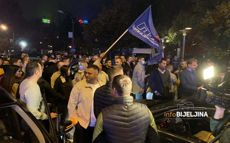 DRAŠKOVE PRISTALICE U CENTRU BANJALUKE Uz muziku i baklje prosljavlja se pobjeda