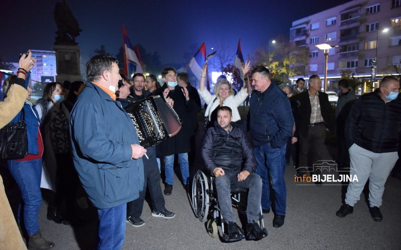 HARMONIKA NA TRGU - SDS slavi pobjedu u Bijeljini (FOTO)