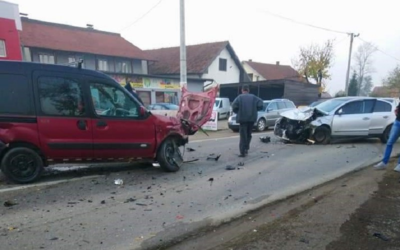 Ljeskovac kod Bijeljine: Dva vozača lakše povrijeđena u sudaru tri automobila
