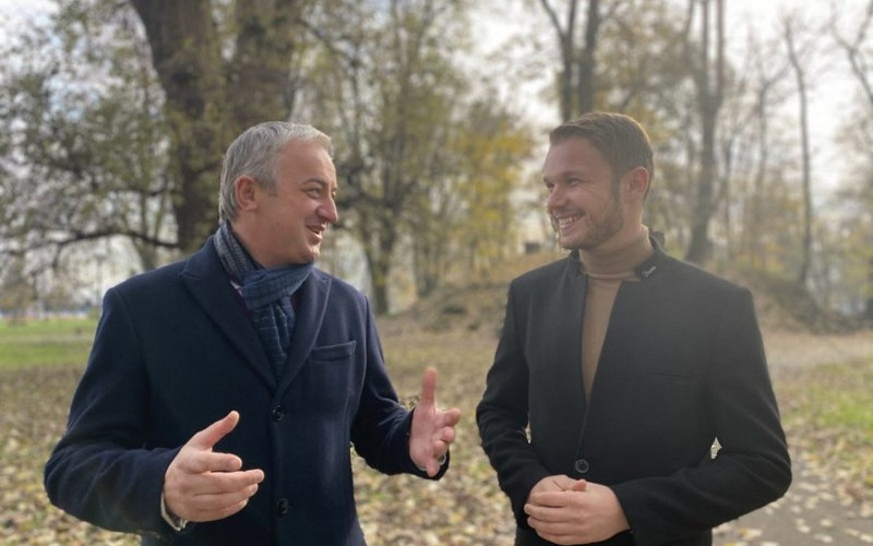 NAKON TRGA, U ŠETNJI PARKOM Borenović i Stanivuković o novim planovima i reformama