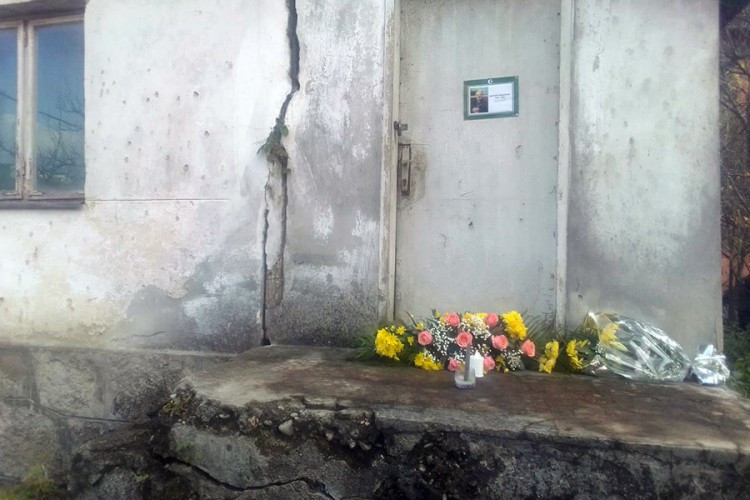 Položeno cvijeće ispred porodične kuće Mustafe Nadarevića u Novom Gradu