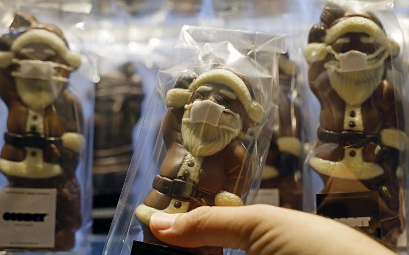 I DJED MRAZ NOSI MASKU Popularna čokoladna poslastica u KORONA STILU