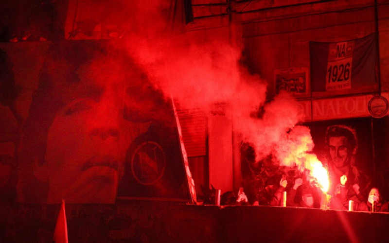Hiljade ljudi na ulicama Napulja, gore baklje za Dijega Maradonu