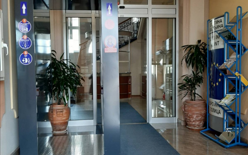 Dezinfekcioni tunel na ulazu u Gradsku upravu