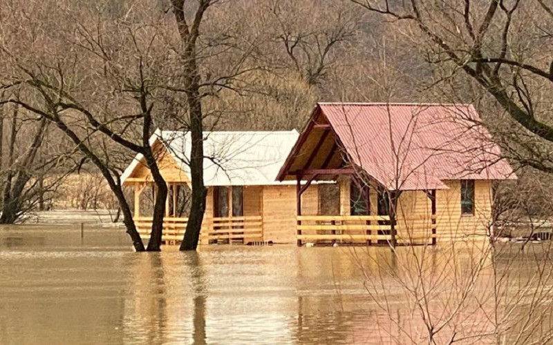 Oluja u BiH podigla bujice, srušila stabla i isključila struju