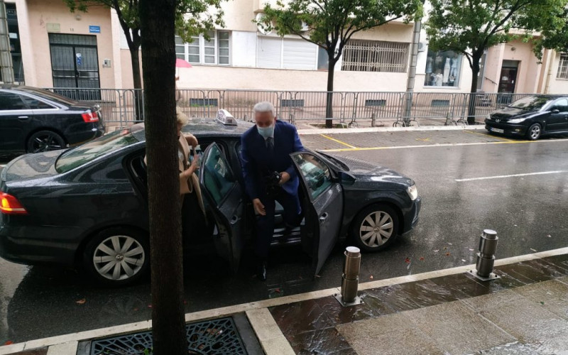 Krivokapić i dio ministara taksijem na sjednicu Vlade, Abazović audijem