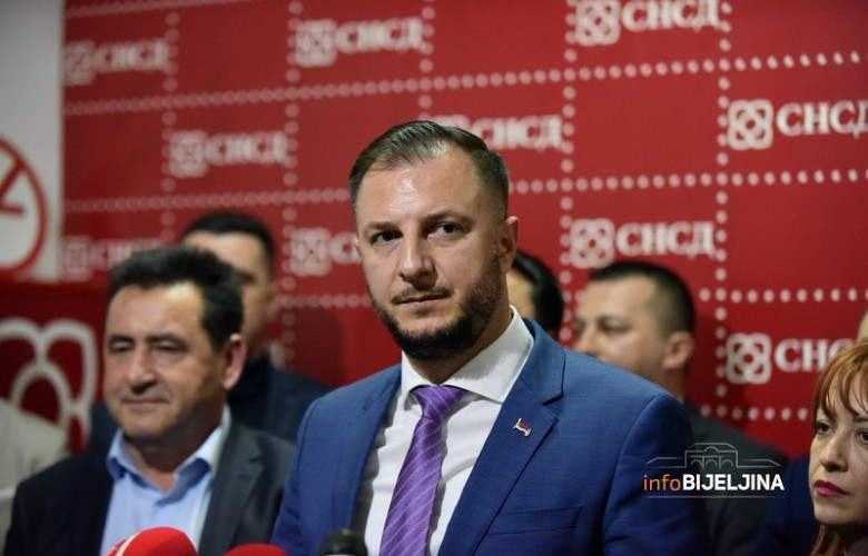 NA POMOLU RASKOL U BIJELJINSKOM SNSD Nedeljko Ćorić, tri poslanika i pet odbornika NAPUŠTAJU PARTIJU
