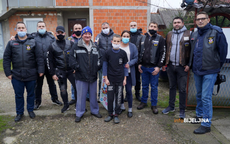 BAJKERI VELIKOG SRCA Paketima sa pomoći obradovali dvije porodice u Bijeljini (FOTO)
