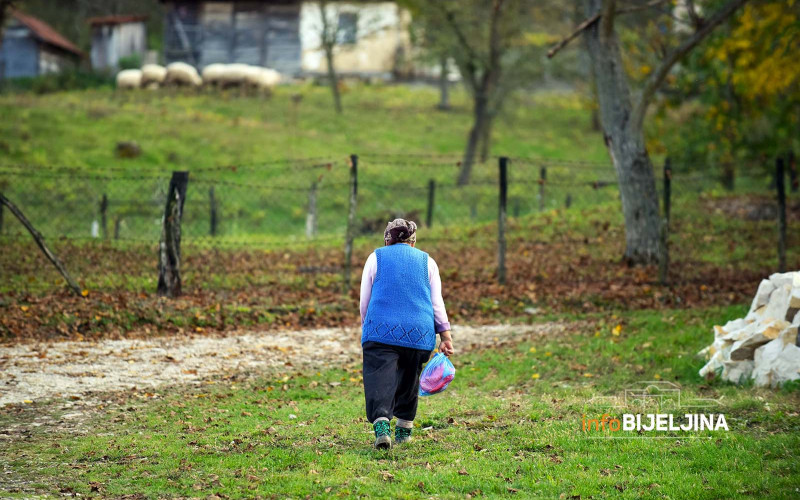 Pusta sela oko manastira Tavna: Duhovnik Lazar nekad cijelu sedmicu obilazio kuće, sad svećenje vodice završi za dan (FOTO)