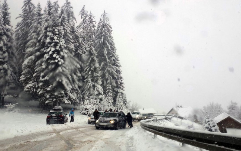 VISINA SNJEŽNOG POKRIVAČA OKO 30 CENTIMETARA Snijeg otežao saobraćaj prema Jahorini