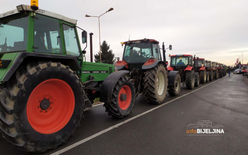 Poljoprivrednici blokirali carinski terminal u Gradišci, traktorima krenuli i prema Rači