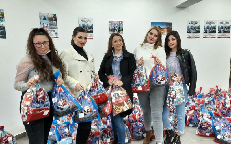 Studenti i srednjoškolci iz Bijeljine podijelili oko 1.000 paketića