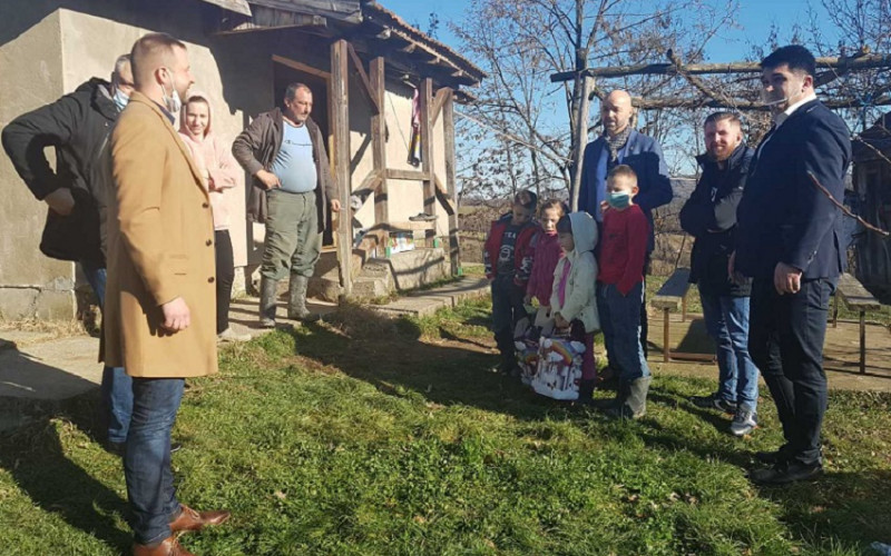 Donacija privrednika Kojadinovića sedmočlanoj porodici Rikić iz Lopara