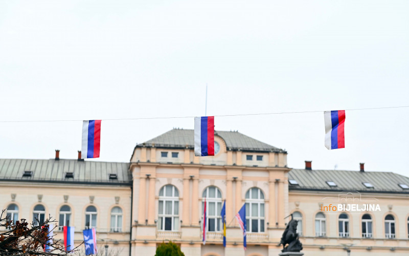 Bijeljina ukrašena zastavama Srpske uoči Dana Republike (FOTO)