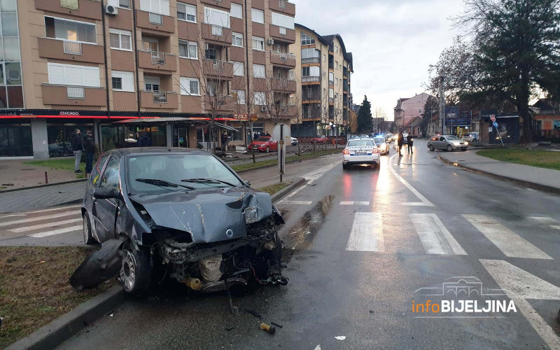 SREĆOM NIKO NIJE POVRIJEĐEN Automobilom uletio u baštu kafića
