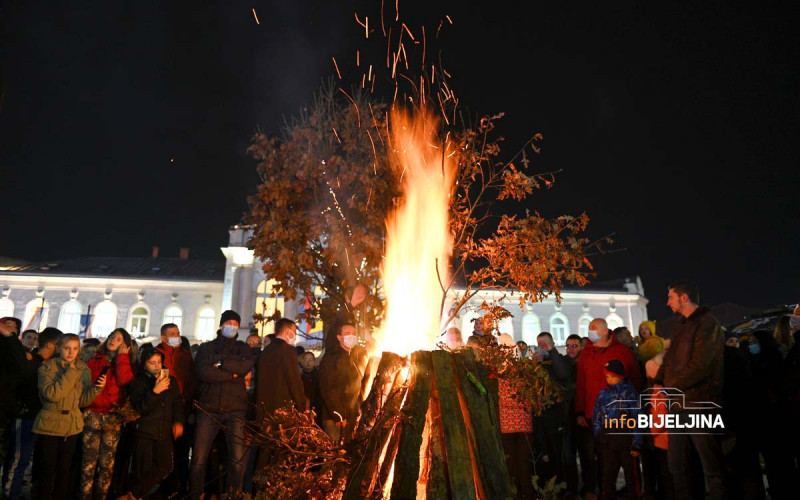 Bijeljina: Tradicionalno naloženi badnjaci pred zgradom Gradske uprave (FOTO)