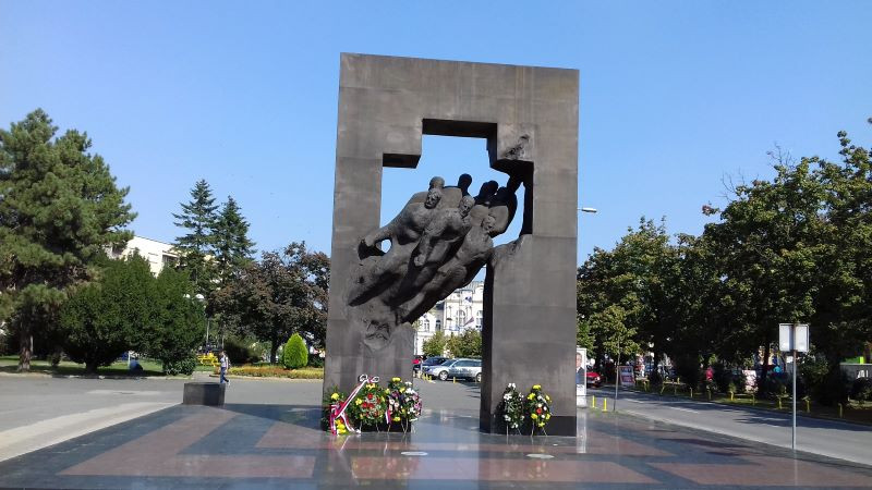Bijeljina: Polaganje vijenaca na spomenik poginulim borcima