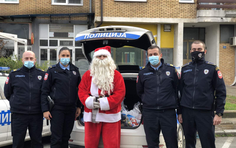 Bijeljinski policajci obradovali mališane novogodišnjim paketićima (FOTO)