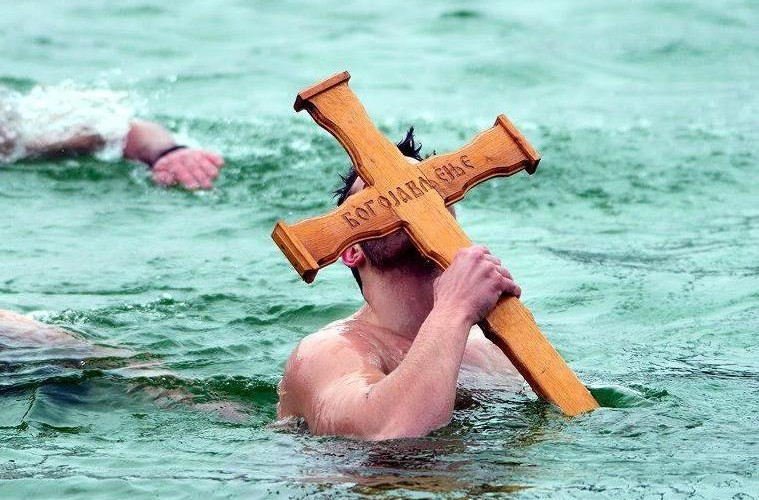 Plivanje za časni krst prvi put na jezeru Sniježnica na Majevici