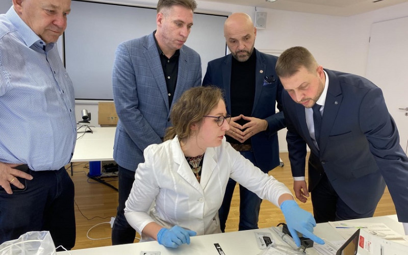 DONACIJA LOPARSKOM DOMU ZDRAVLJA Njemačka kompanija darovala aparat za brzo testiranje antigena NA KOVID-19