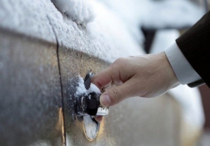Spriječite da vam zalede stakla i vrata na autu uz jednostavne trikove