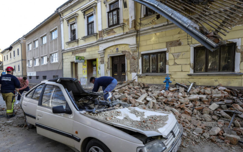 MJEŠTANI U STRAHU Rupe nakon zemljotresa na Baniji se svakodnevno šire
