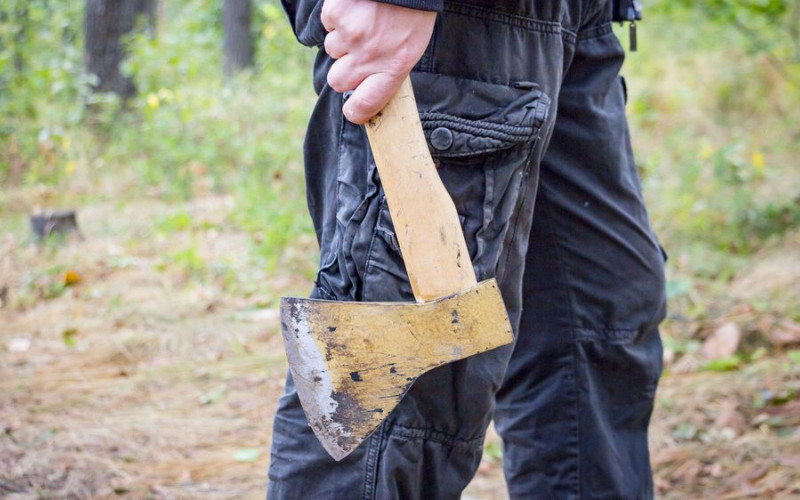 Sjekirom oštetio automobil, pa se zatvorio u kuću