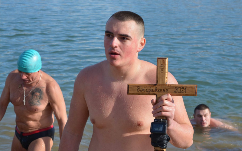 Lopare: Milorad Simić prvi doplivao do Časnog krsta