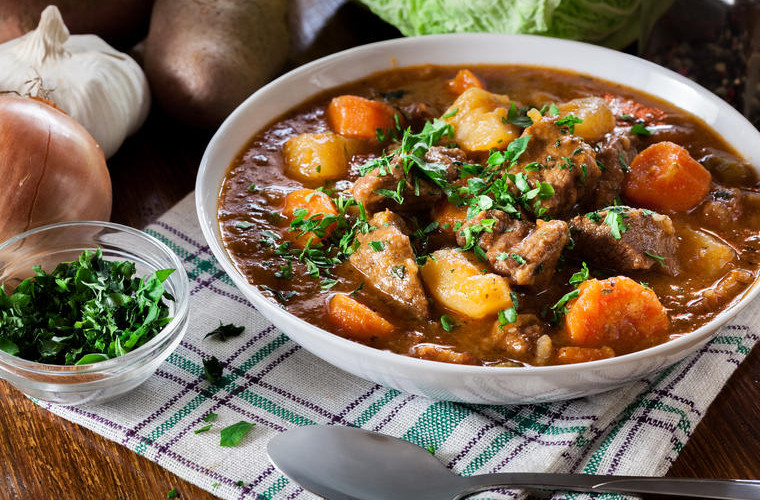 Bakin gulaš je eksplozija ukusa: Fantastično domaće jelo na kašiku, koje ćete odmah zavoljeti!