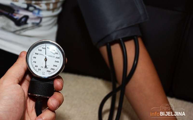 razlika u krvnom pritisku na rukama da li je moguće koristiti rakiju s hipertenzijom