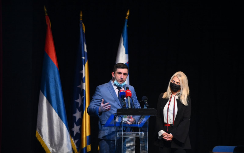 Odbornici iznenadili gradonačelnika: Kravata i olovka za rođendan (FOTO)