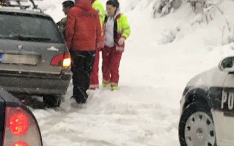 Teška saobraćajna nesreća: Auto udario u grtalicu, poginule dvije osobe